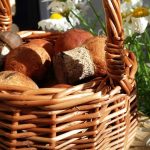 Корзинка с грибами и ромашки